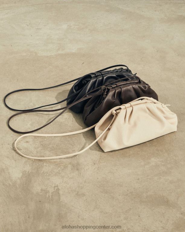 d - črna usnjena torbica ženske Alohas 0D4R81090